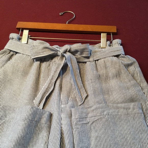 Woman’s pin stripe ankle pants - Picture 4 of 5